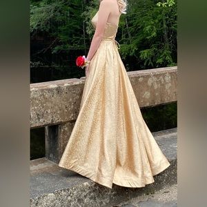 It is a gold prom dress. Great condition only worn once, can’t remember brand